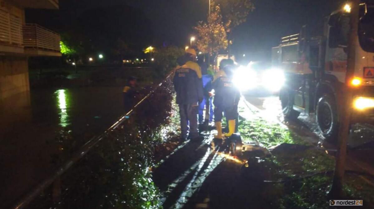 A Lignano la marea cala, ma si lavora per svuotare garage e scantinati allagati - 