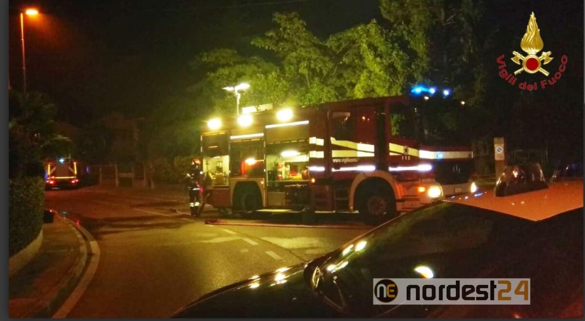 Incendio a Staranzano: una famiglia all'ospedale e l'auto distrutta - 