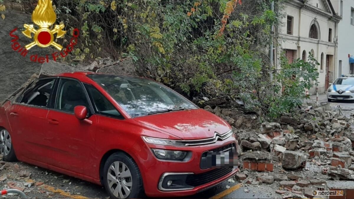 Crolla un muro a Trieste e travolge un'auto: tragedia sfiorata - 