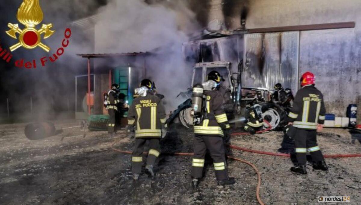 Incendio a Castello di Aviano: a fuoco la stalla, trattore distrutto - 