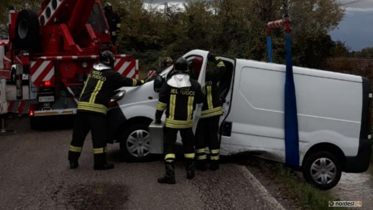 Furgone in bilico sulla sponda del canale: paura a Zoppola (Pn) - 