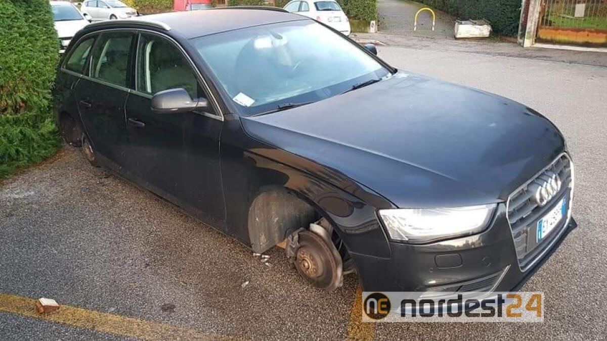 Pordenone, risveglio amaro: cerchi e gomme dell'auto sparite nella notte - 