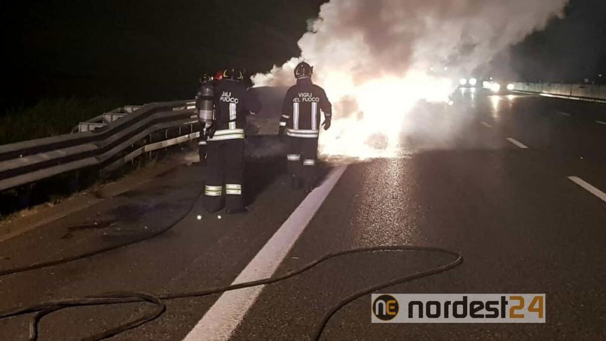 Auto in fiamme in A23: chiusa l'autostrada Palmanova - Tarvisio - 