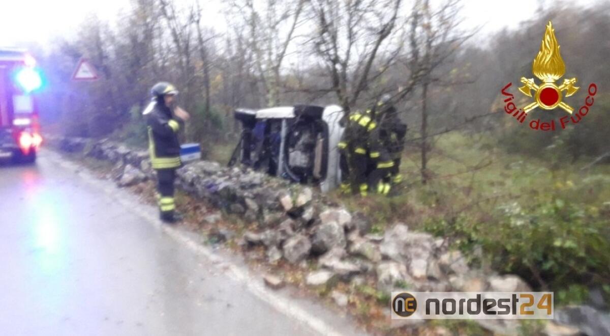 Fuori strada con la Smart si cappotta: conducente illesa - 