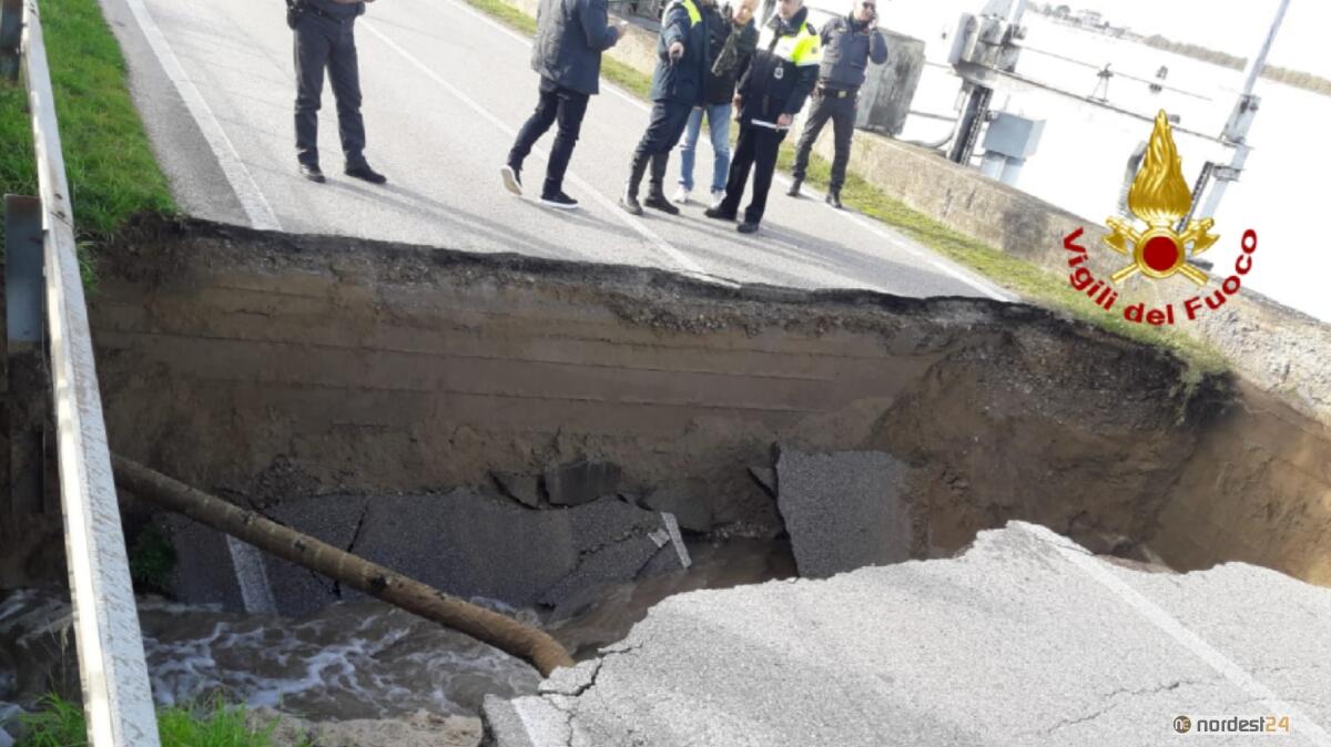 Voragine inghiotte la strada: paura a Cavallino-Treporti - 