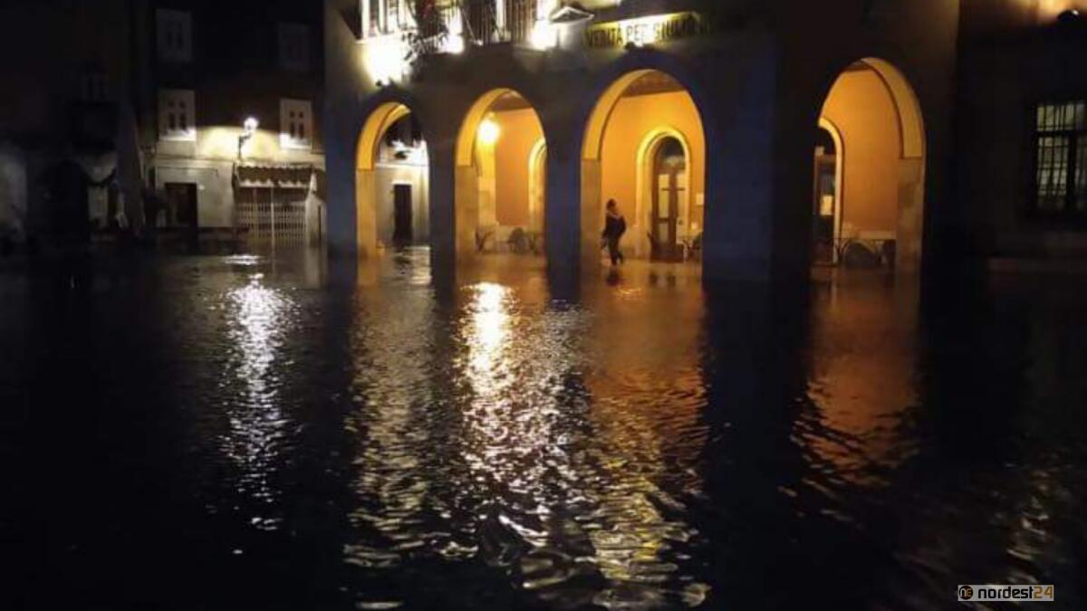 Maltempo, acqua alta allaga il centro di Muggia - 