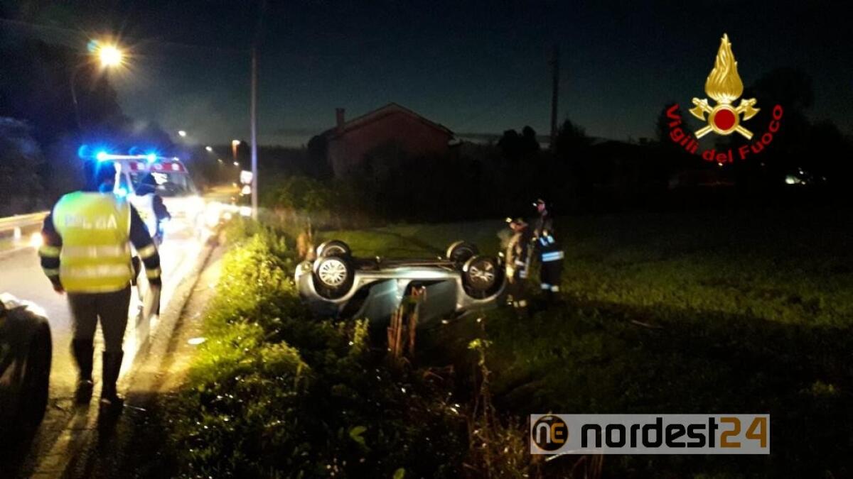 Finisce con l'auto nel fossato ruote all'aria e scappa - 