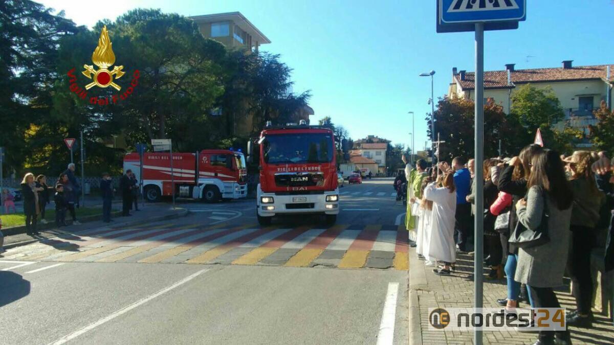 Pordenone. Applausi e affetto ai pompieri alla parrocchia "Sacro Cuore" - 
