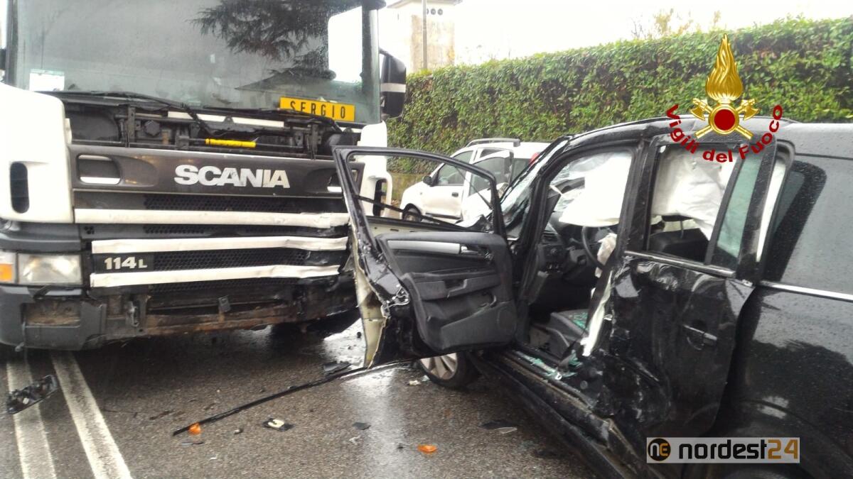 Scontro tra 2 auto e un mezzo pesante: una persona incastrata tra le lamiere - 