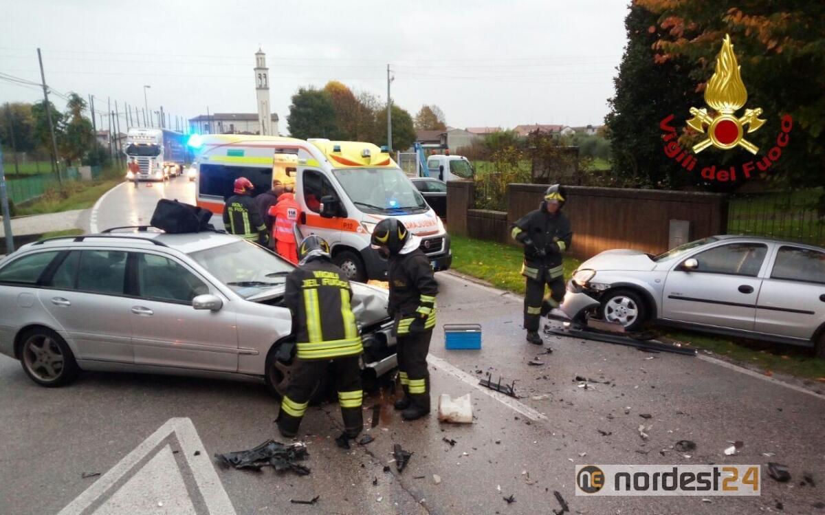 Incidente a Ranzano di Fontanafredda: frontale tra 2 auto - 
