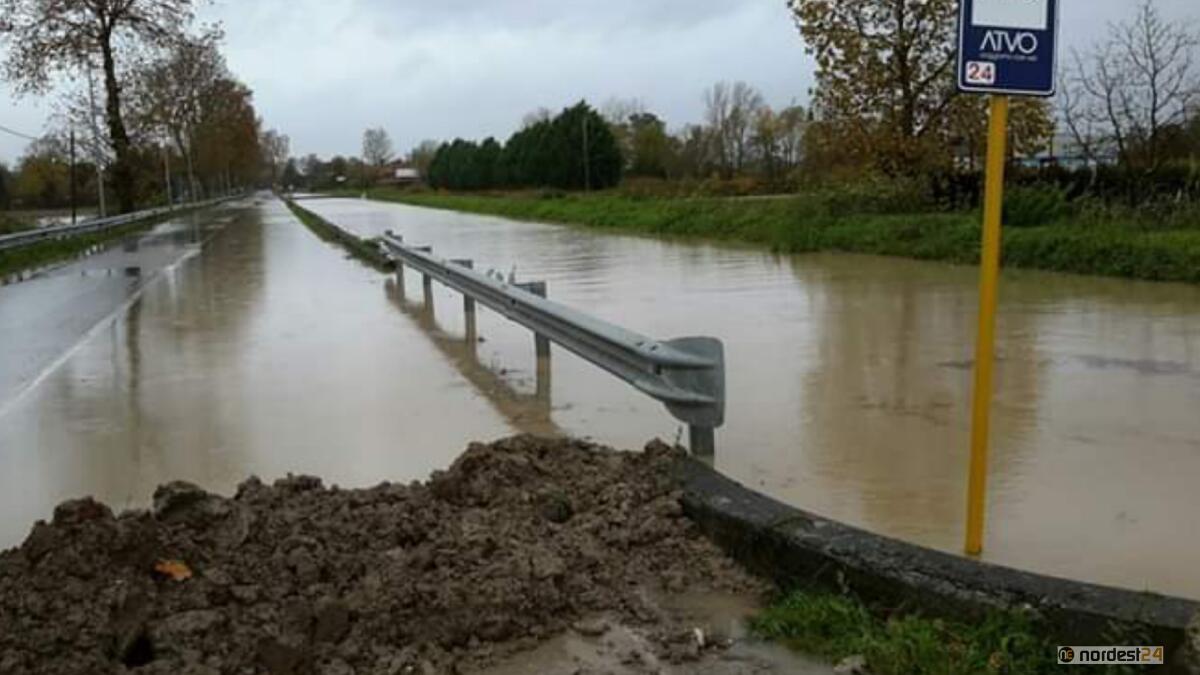 A San Michele al Tagliamento esonda il canale: chiusa Via Marango - 