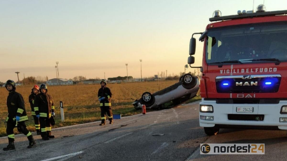 Incidente a San Quirino (Pn): frontale tra due auto, una si cappotta - 