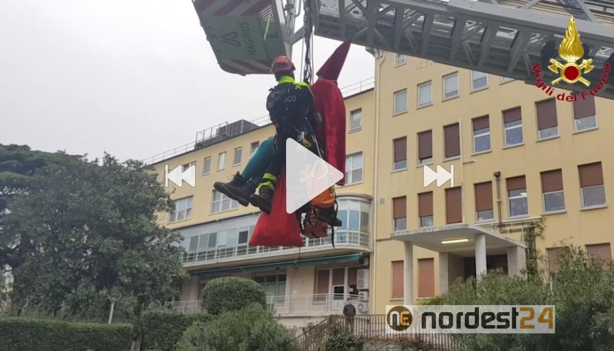 A Trieste sorpresa per i bimbi ricoverati: San Nicolò si cala dall'alto - 