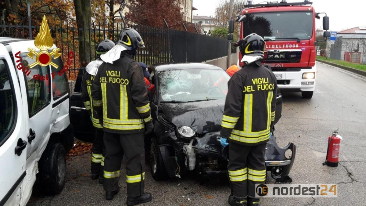 Incidente a Pordenone, scontro tra auto e Fiorino: 2 feriti - 