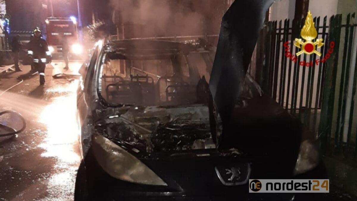 Auto distrutta da un incendio: non si esclude il dolo - 