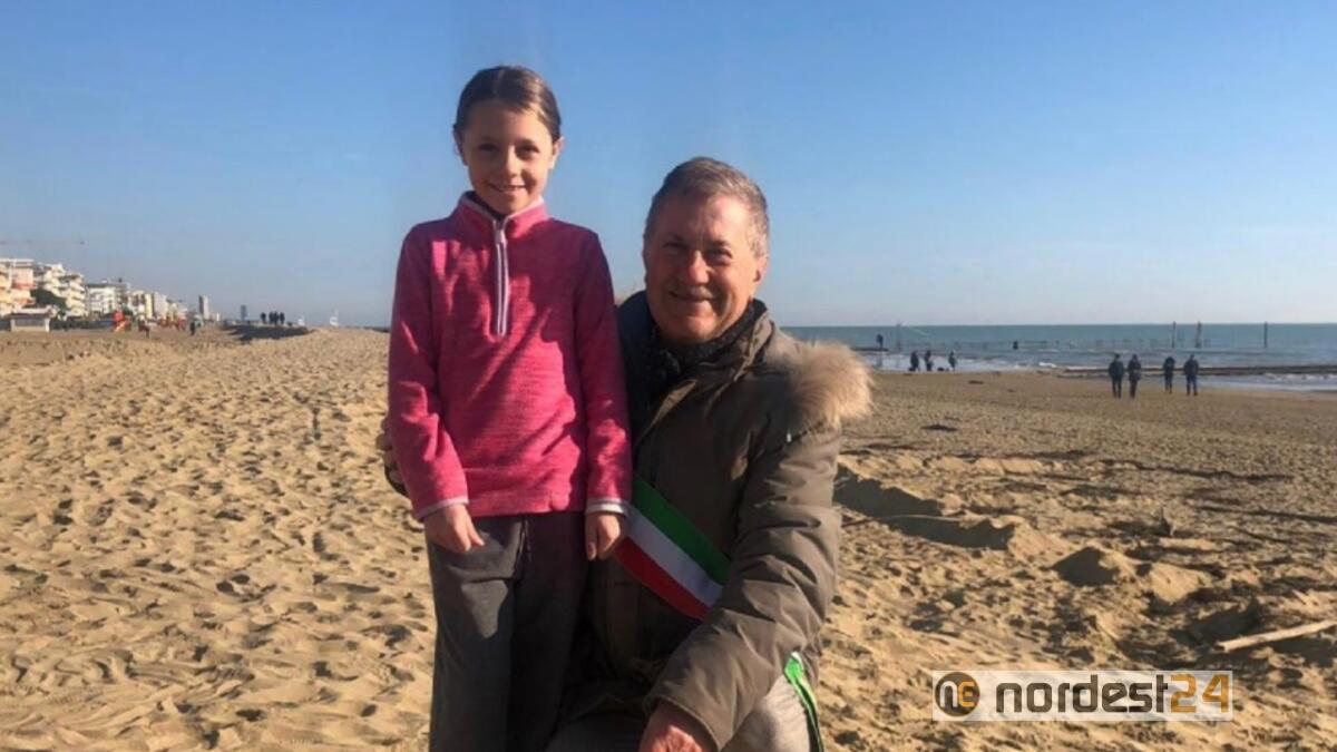 Jesolo. Bambina in vacanza pulisce la spiaggia dai rifiuti: premiata - 