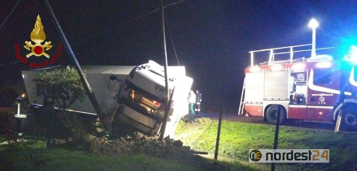 Incidente a Fiume Veneto: camion frigo finisce nel fossato e si incendia - 