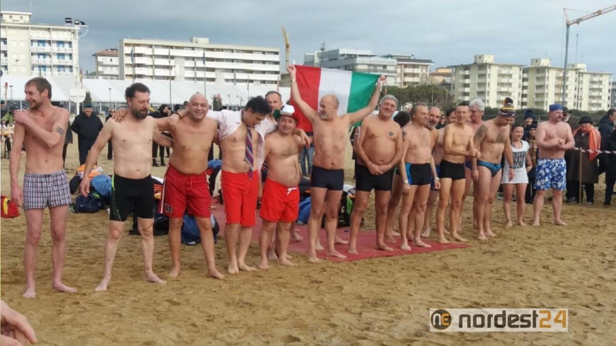 A Bibione temerari sfidano il freddo per il primo tuffo del 2020 - 