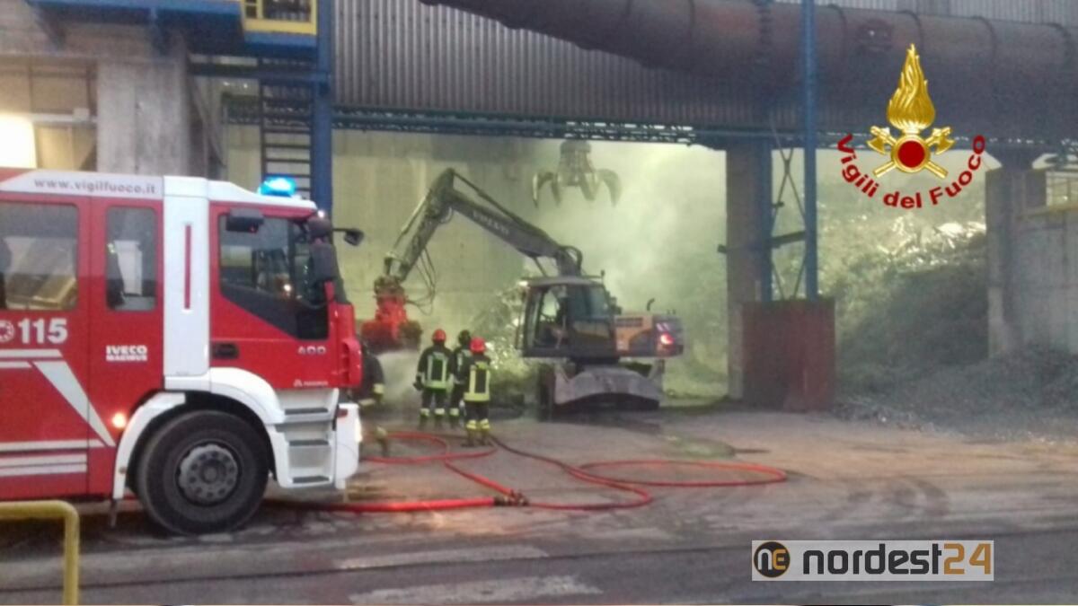 Vicenza, incendio all'acciaieria Valbruna: a fuoco il parco rottami - 