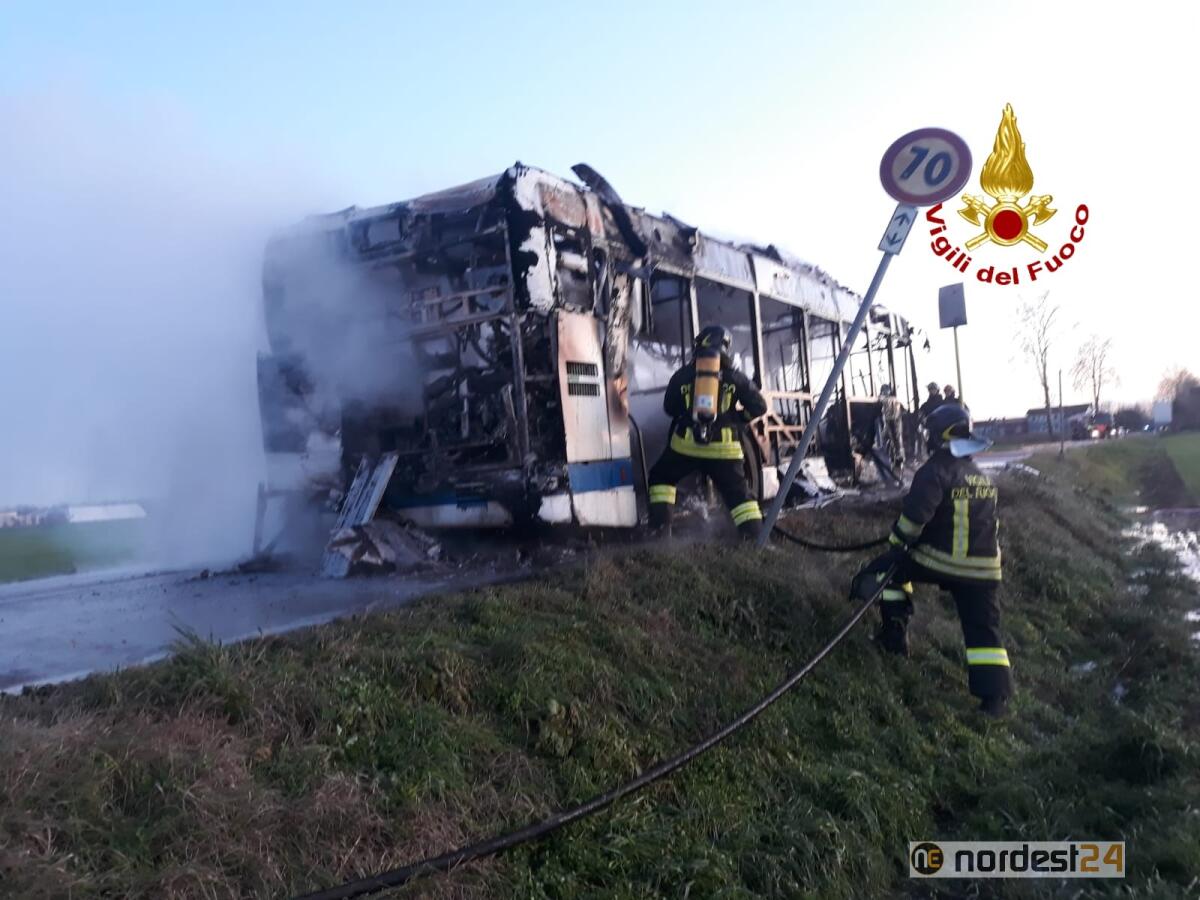 Scoppia l'incendio sull'autobus a Marcon: l'autista mette in salvo i passeggeri - 