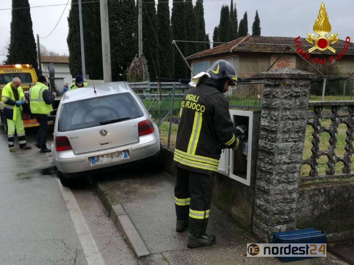 San Giorgio della Richinvelda. Esce di strada e abbatte la colonnina del gas metano - 