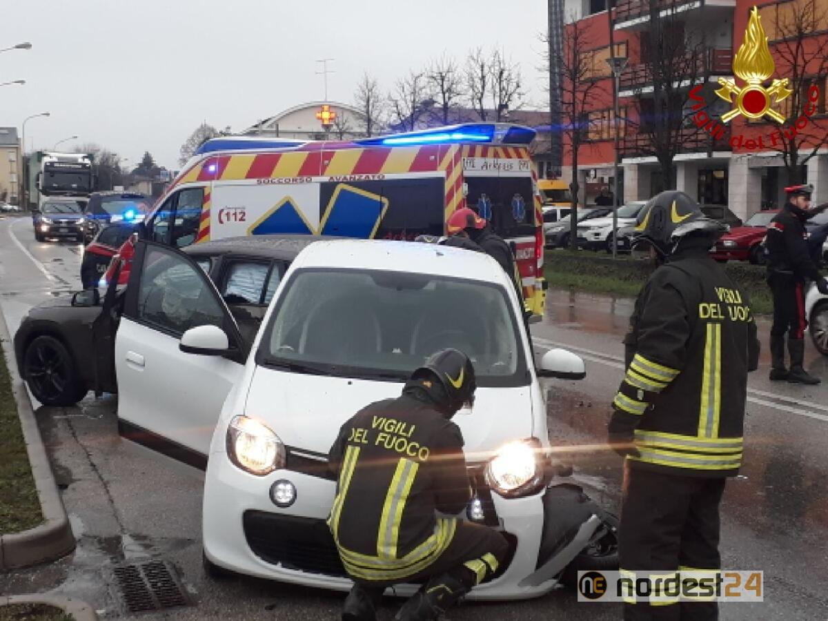 Incidente  Sacile: violento scontro tra due auto - 