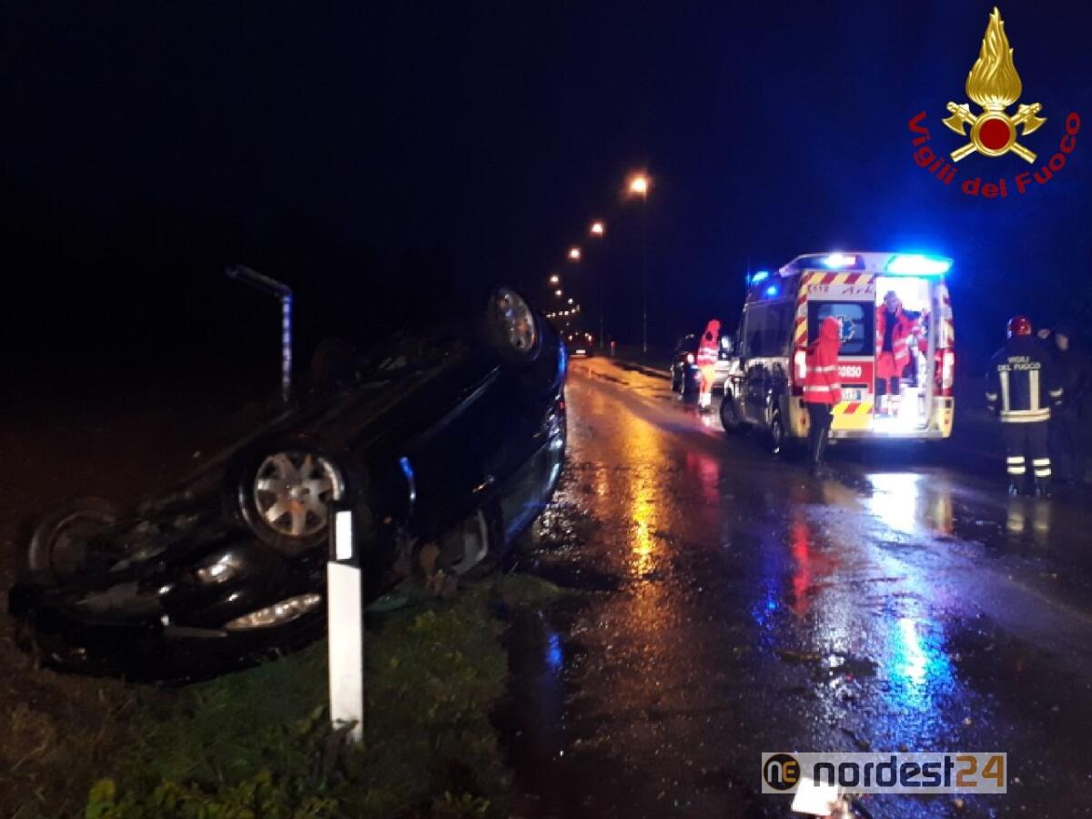 Incidente a San Quirino (Pn): perde il controllo dell'auto e si cappotta - 