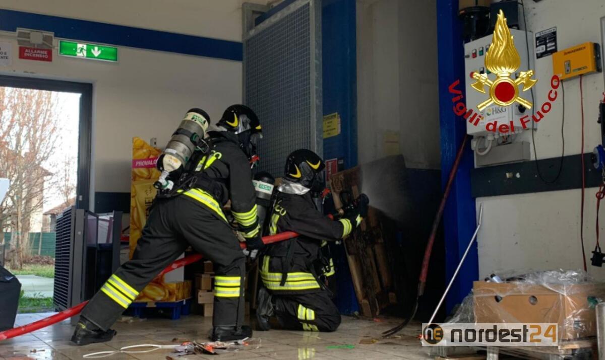 Incendio ad Azzano Decimo: compattatore in fiamme alla LIDL - 