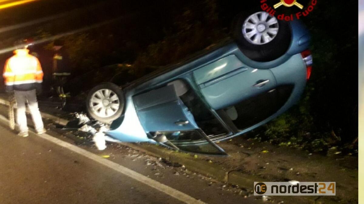 Incidente a Rosà (Vi): esce di strada, si ribalta e abbatte un palo - 