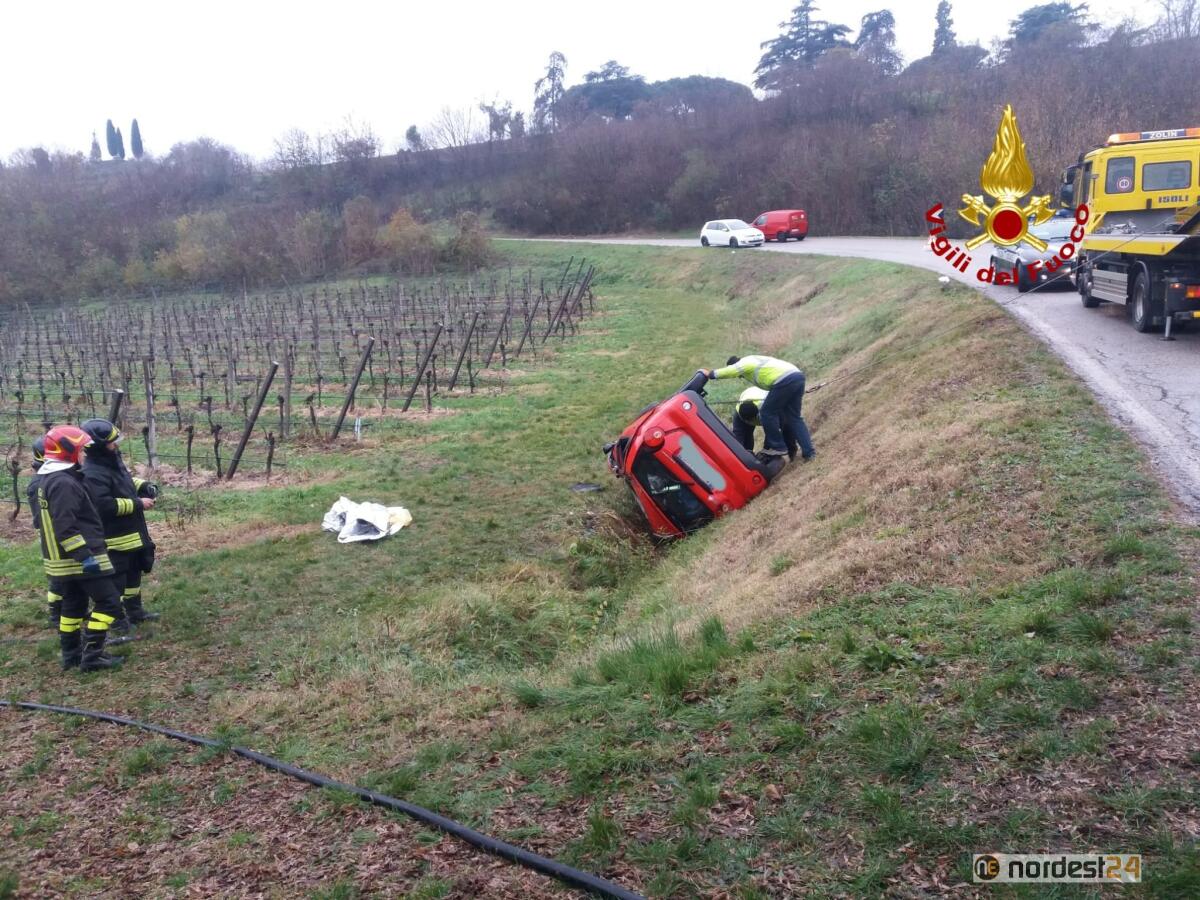 Perde il controllo dell'auto e finisce nel campo ruote all'aria: 2 feriti - 