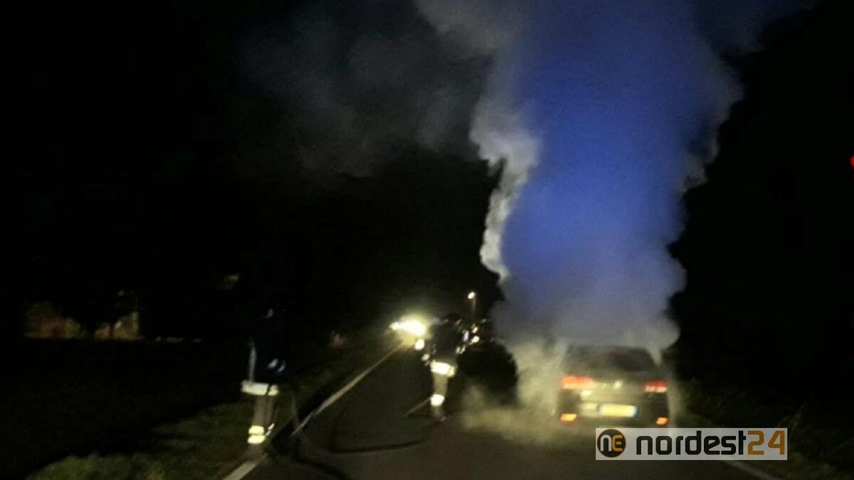 Tamponamento tra auto: la Volkswagen Golf si incendia - 