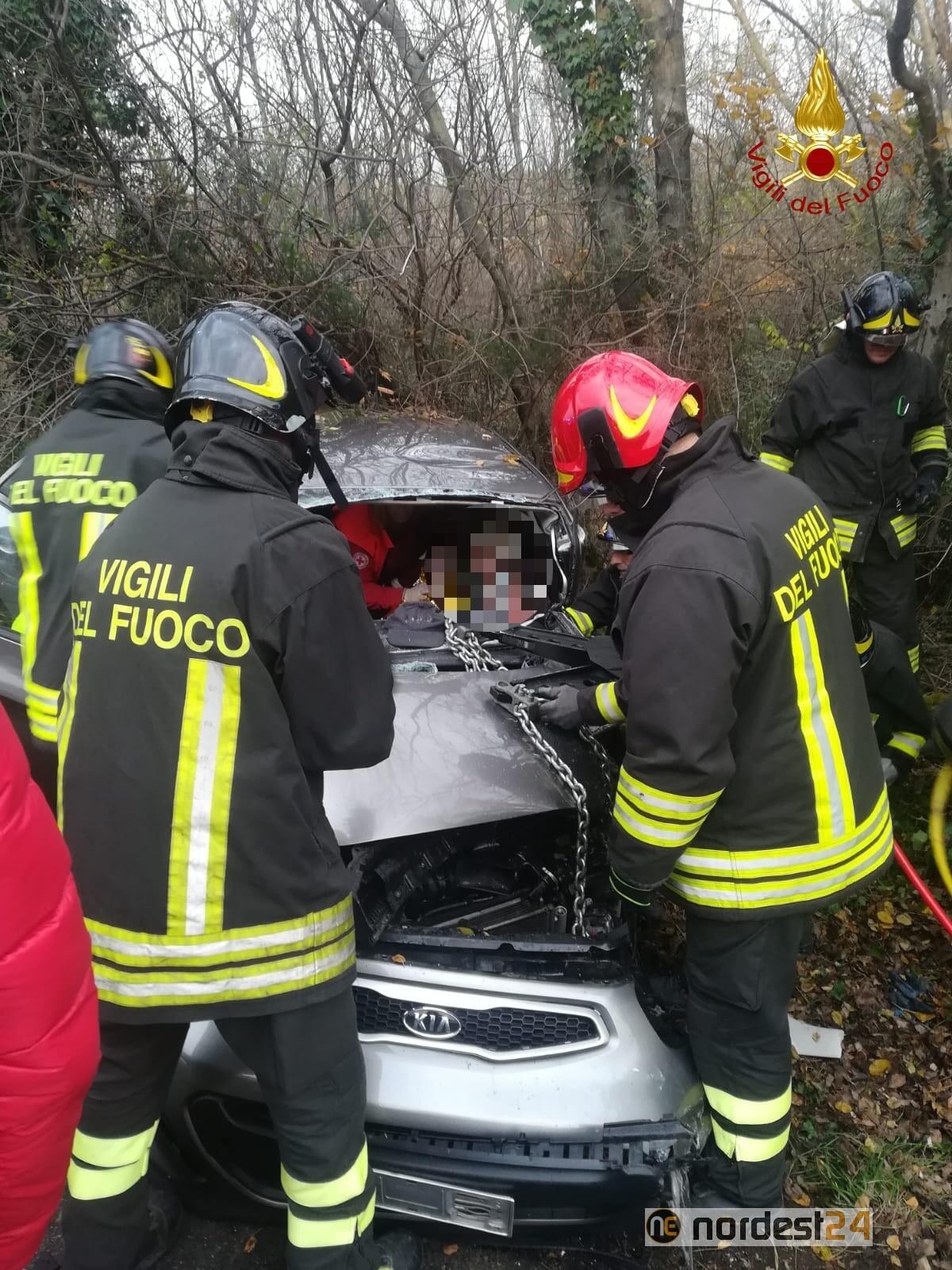 Violento incidente a Duino Aurisina: frontale tra bus e auto - 