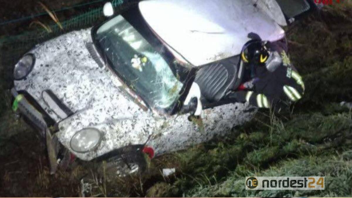 Incidente in autostrada A28: due auto si scontrano, una finisce nel fosso - 