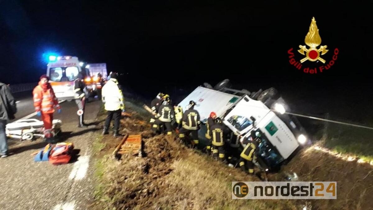 Camion portavalori si rovescia in A4: feriti due vigilantes - 