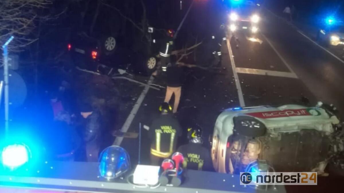 Incidente sulla strada per Basovizza:  2 auto si scontrano e si cappottano - 