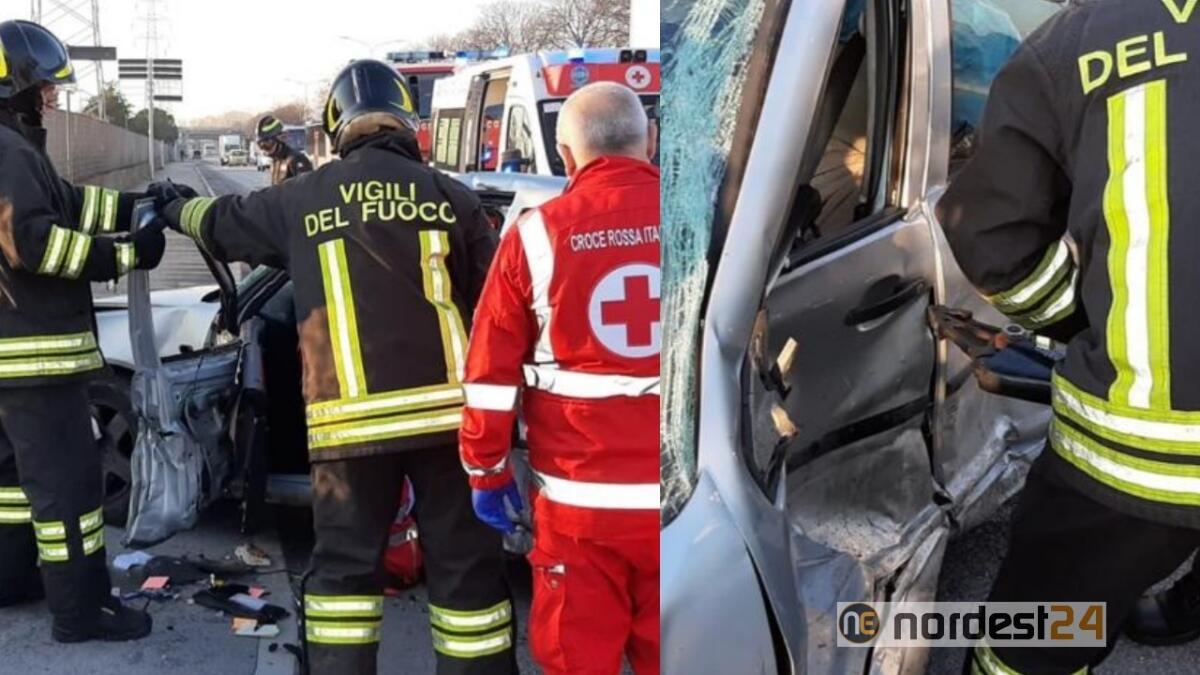 Due auto si scontrano: un ferito incastrato nella Golf - 