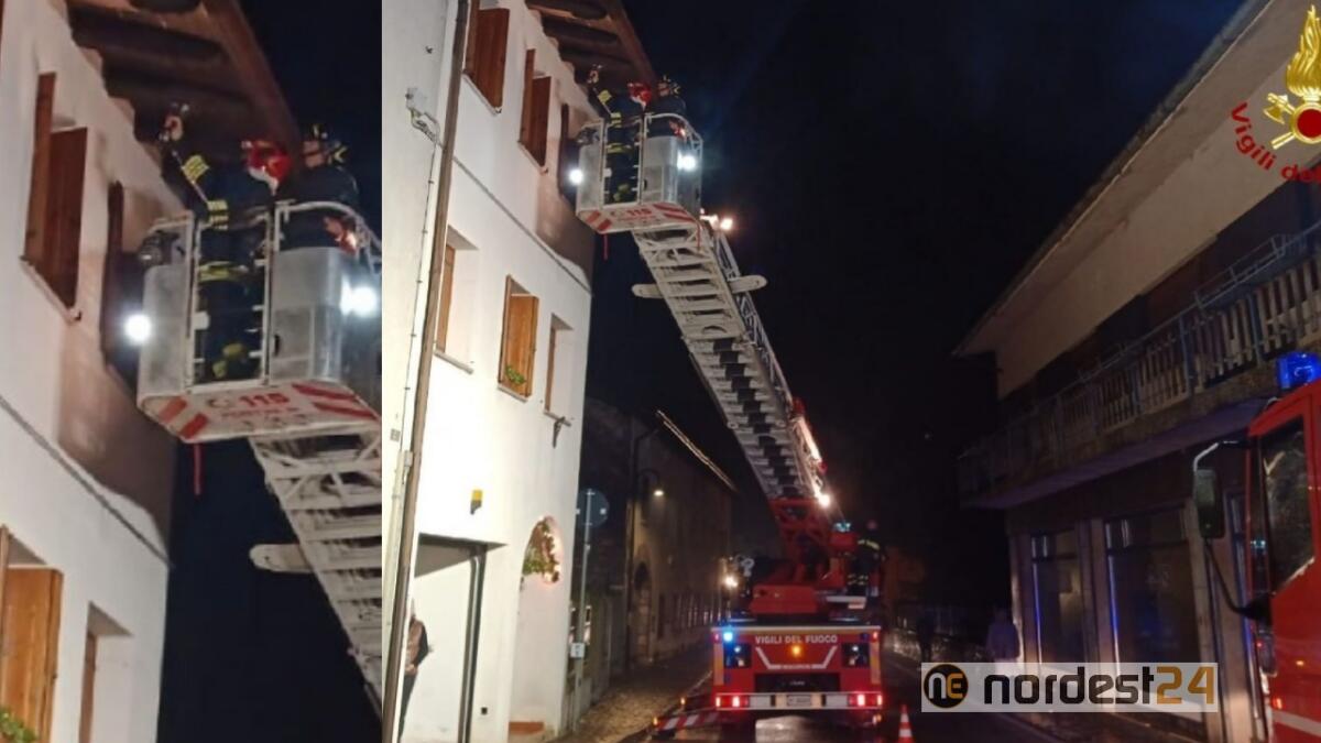 Camino a fuoco: incendio a Toppo di Travesio (Pn) - 