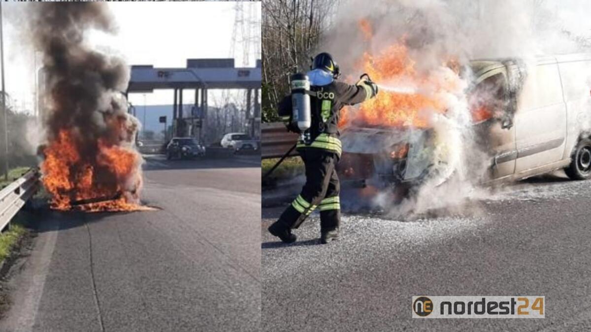 Panico sulla A4, furgone in fiamme  vicino al casello - 