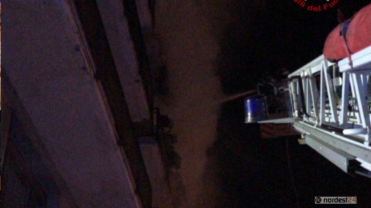 Incendio a Mestre in appartamento: 3 intossicati e famiglie evacuate - 