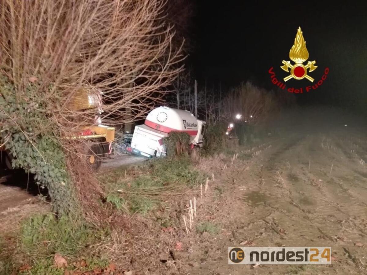 Autocisterna GPL finisce fuori strada: maxi lavoro per recuperarlo - 