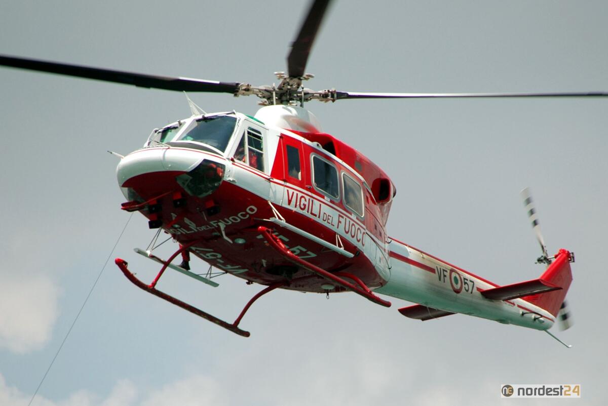 Bloccato nel guado di Rauscedo, sale sul tetto: salvato con l'elicottero - 