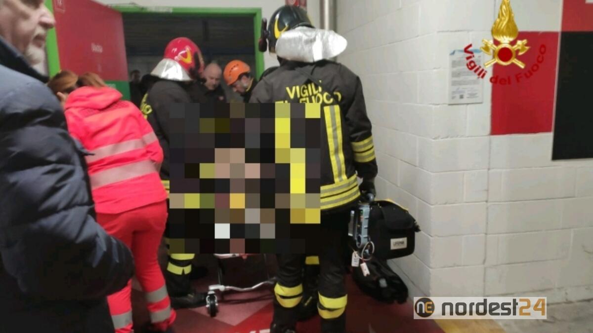 Venezia. Cade nella tromba dell'ascensore all'aeroporto: tragedia sfiorata - 