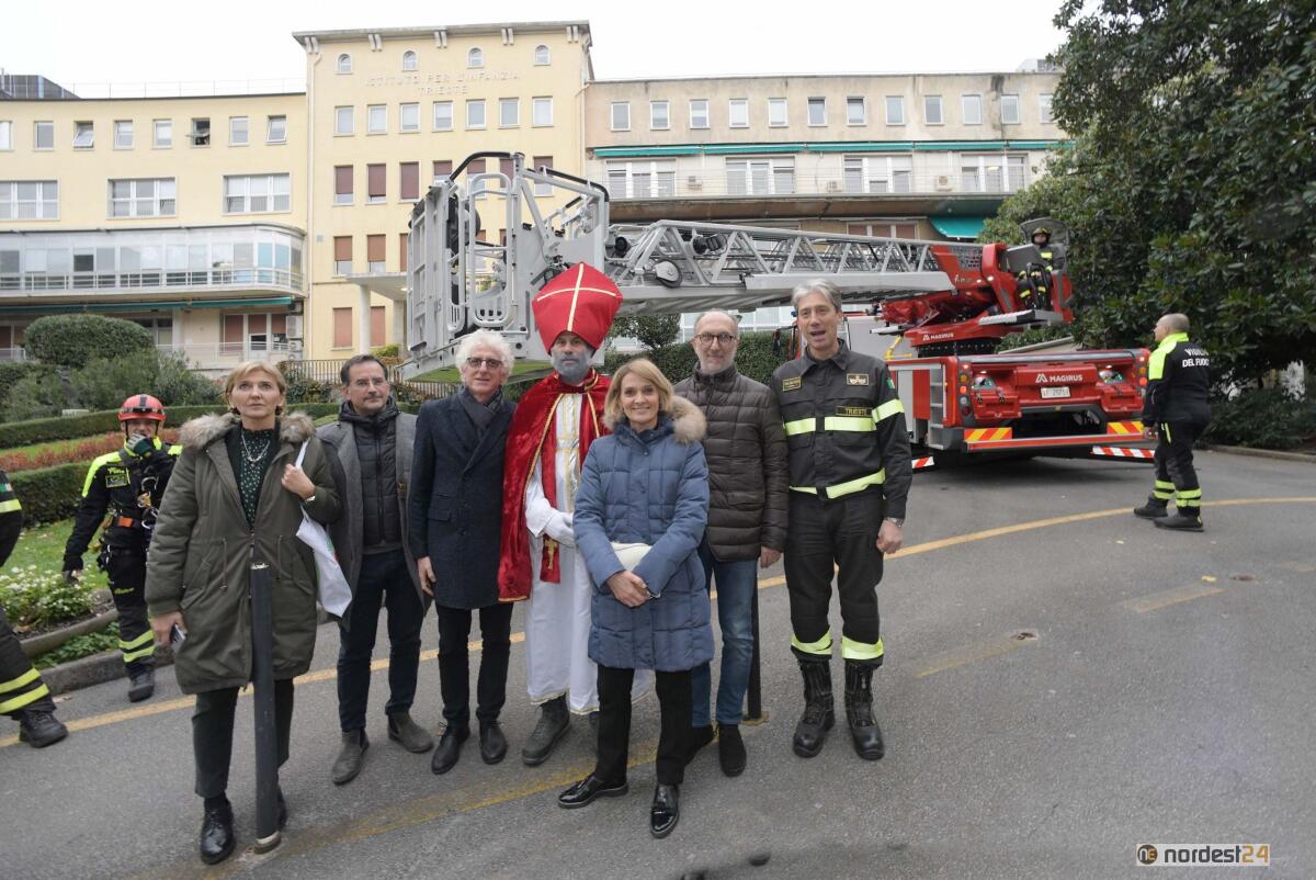 Emozioni a Trieste: San Nicolò si cala dalla scala dei pompieri e consegna i regali ai bimbi del Burlo - 