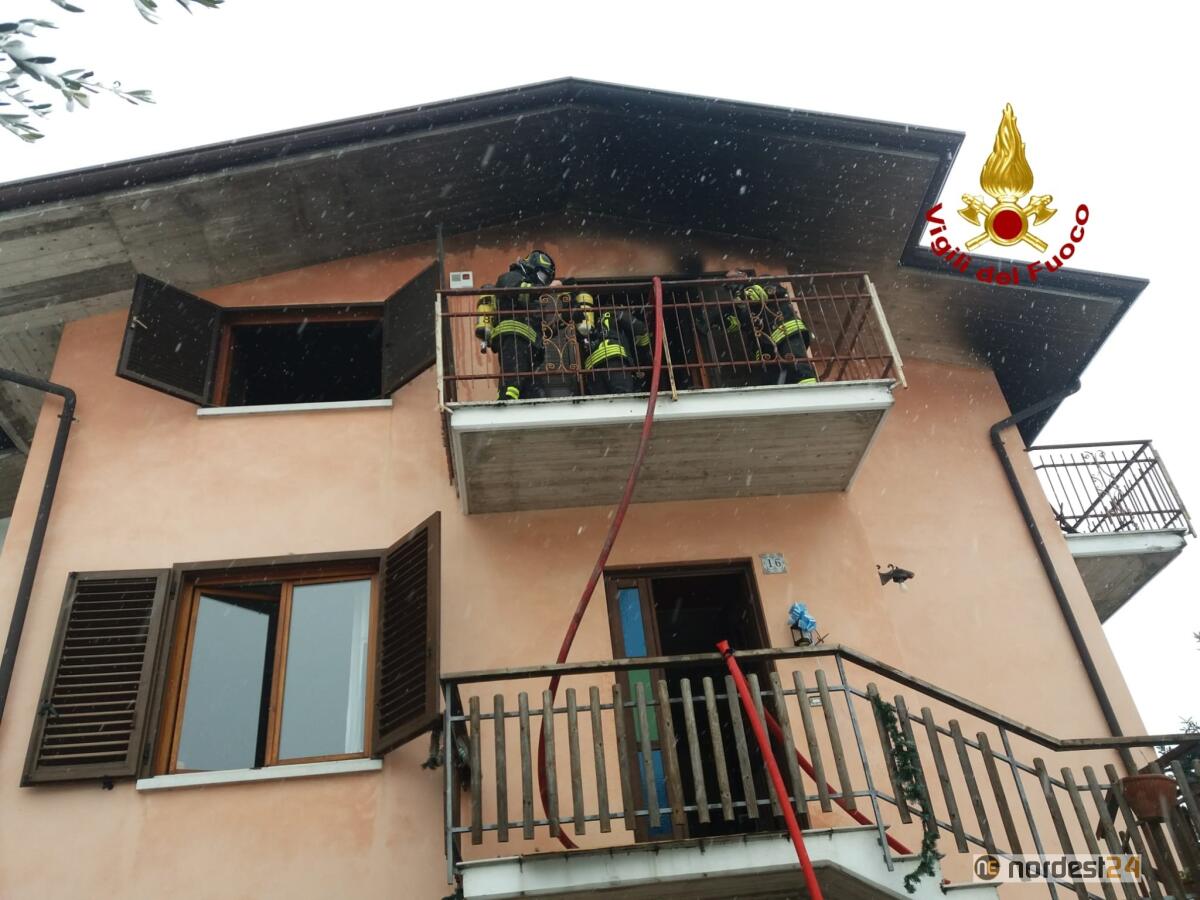 Incendio a Valdagno: canna fumaria a fuoco, 4 squadre dei pompieri sul posto - 