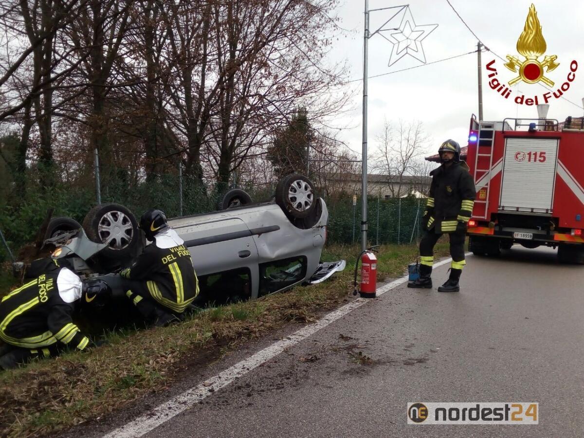 Pasiano (Pn). Esce di strada con l'auto e si ribalta nel fosso - 