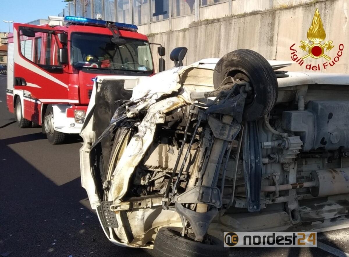 Trieste, incidente sulla Grande viabilità: grave scontro tra 2 furgoni - 