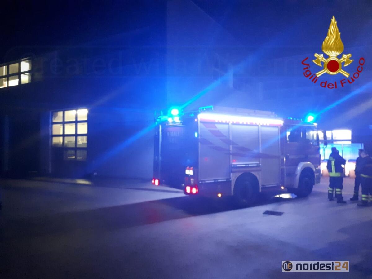 Mano incastrata nel macchinario: grave un operaio - 