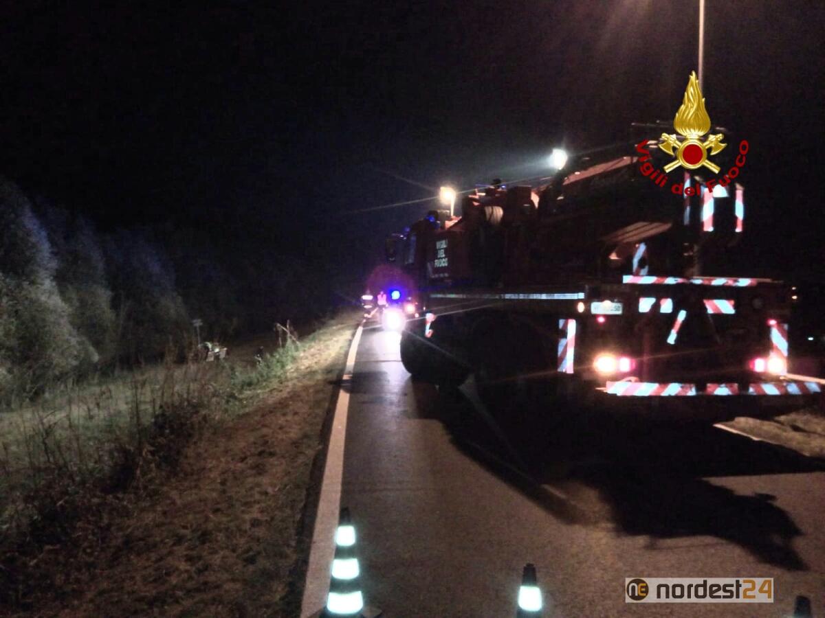 Esce di strada e finisce nel fiume: si cerca l'auto inabissata - 
