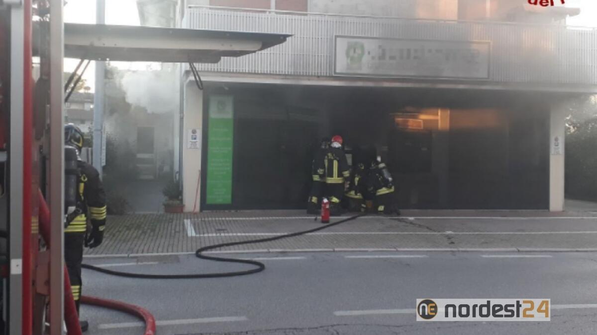 Incendio a Fiume Veneto: coinvolta un'intera lavanderia - 