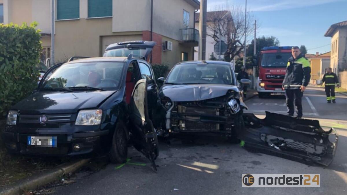 Incidente a Codroipo: scontro tra due auto, una persona incastrata - 